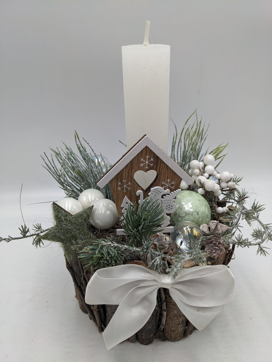 Weihnachtsgesteck Schleife Kugel Haus weiß