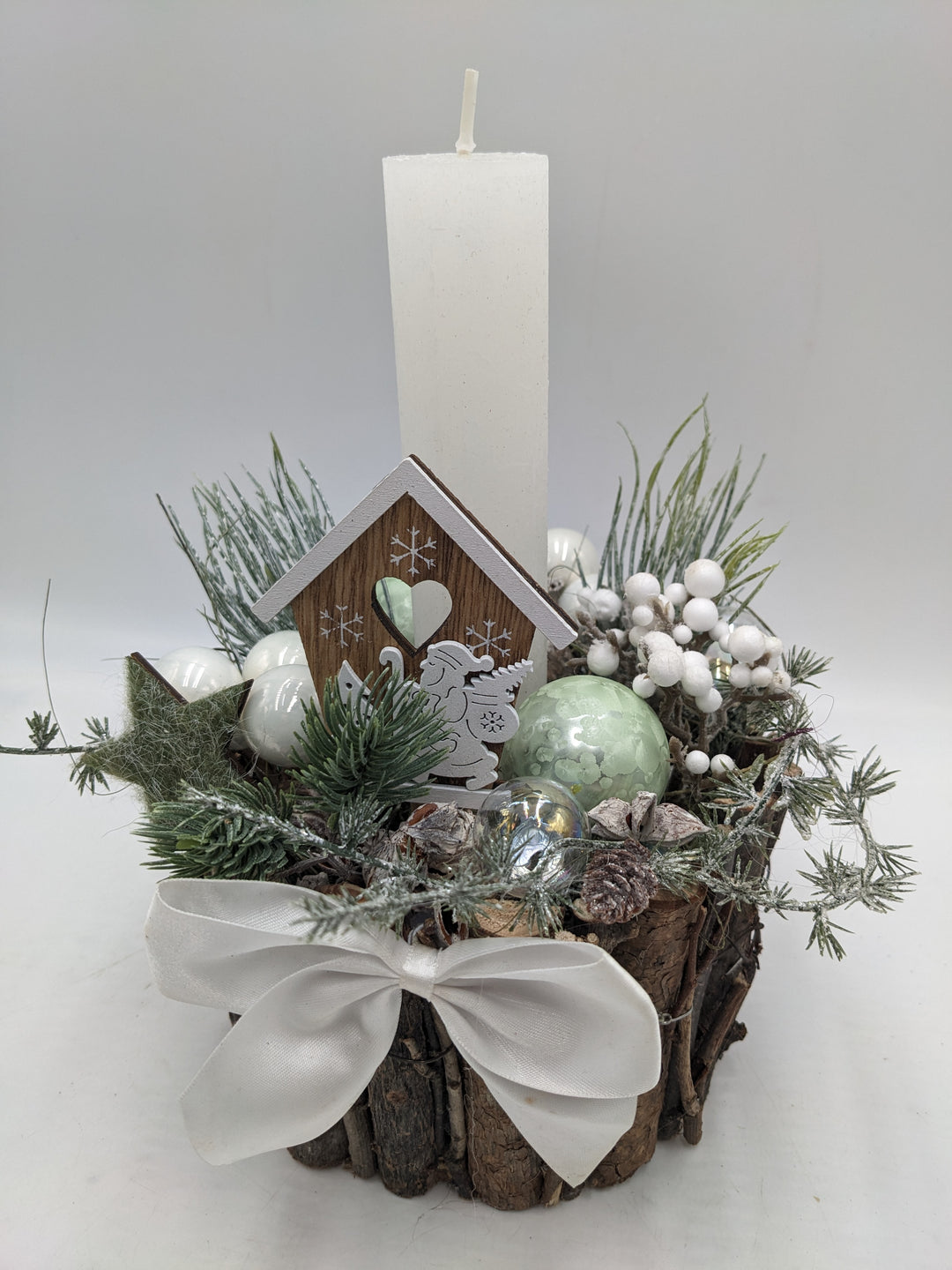 Weihnachtsgesteck Schleife Kugel Haus weiß