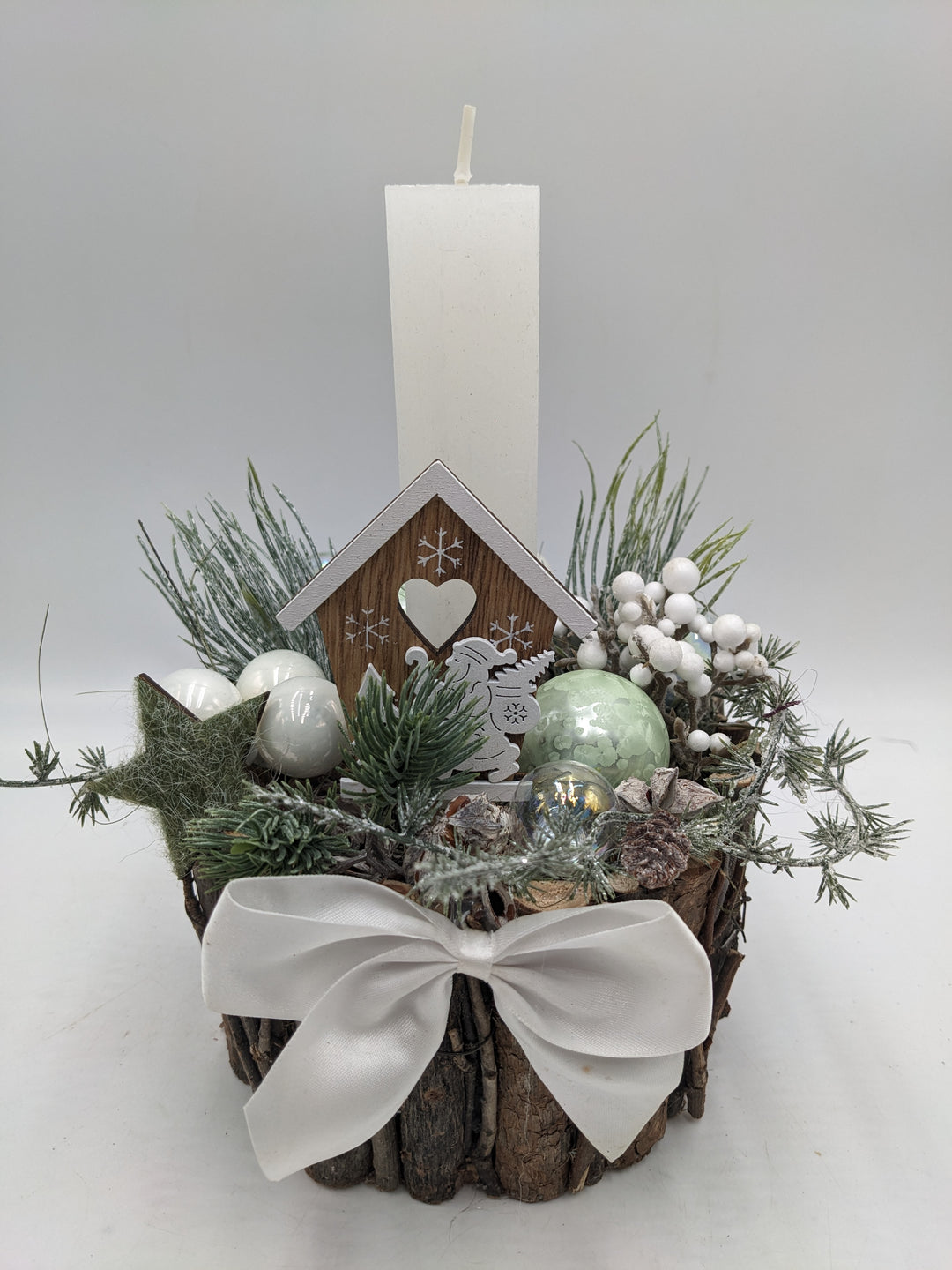 Weihnachtsgesteck Schleife Kugel Haus weiß