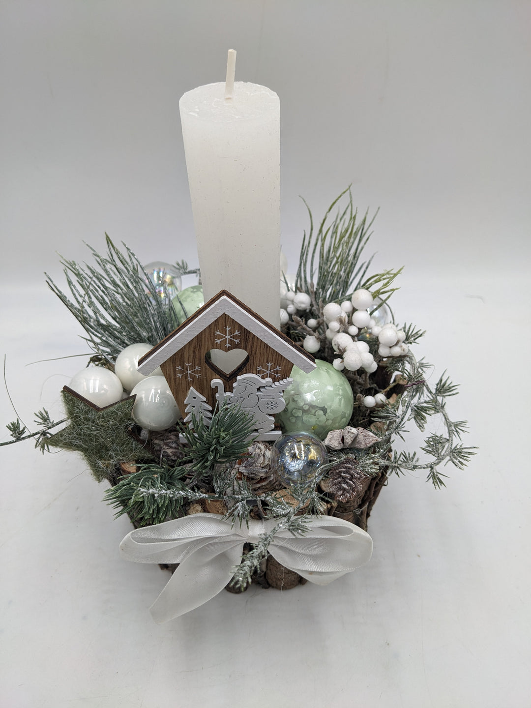 Weihnachtsgesteck Schleife Kugel Haus weiß