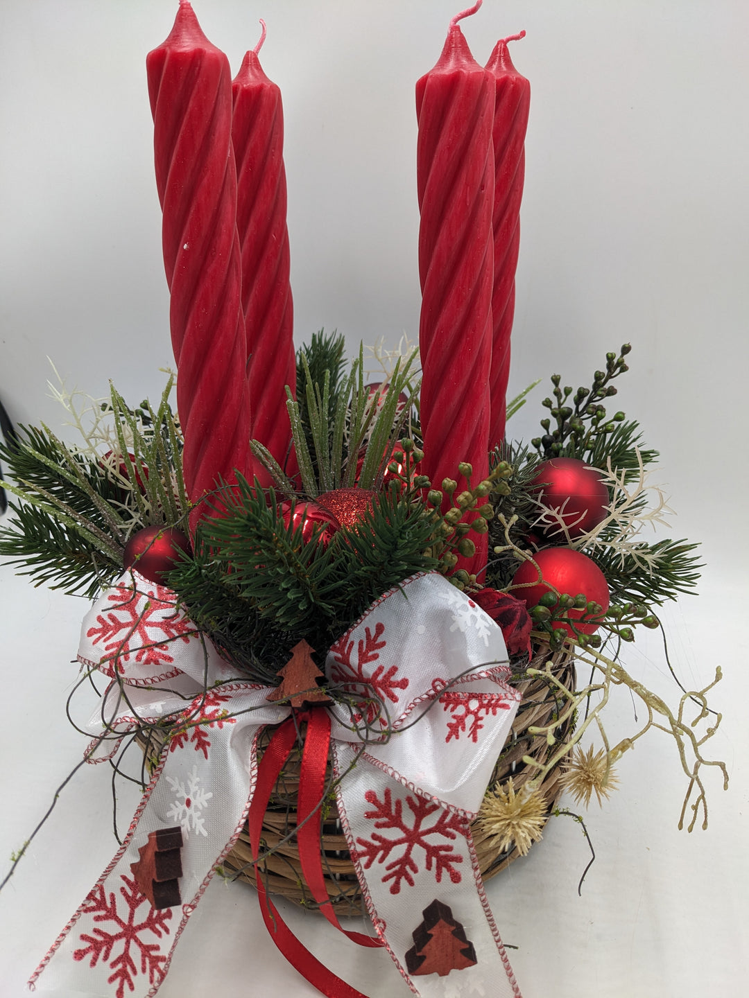 Weihnachtsgesteck Schleife Kugel Stern rot