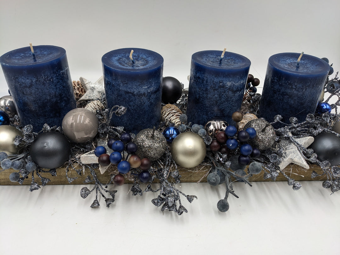 Adventsgesteck Kugel Stern Zapfen blau