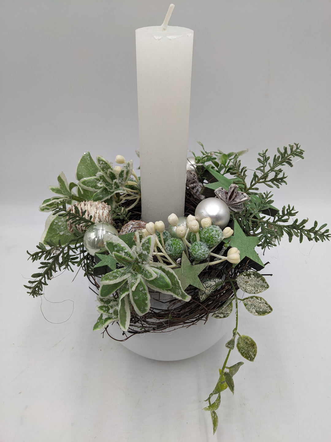 Weihnachtsgesteck Kugel Stern weiß