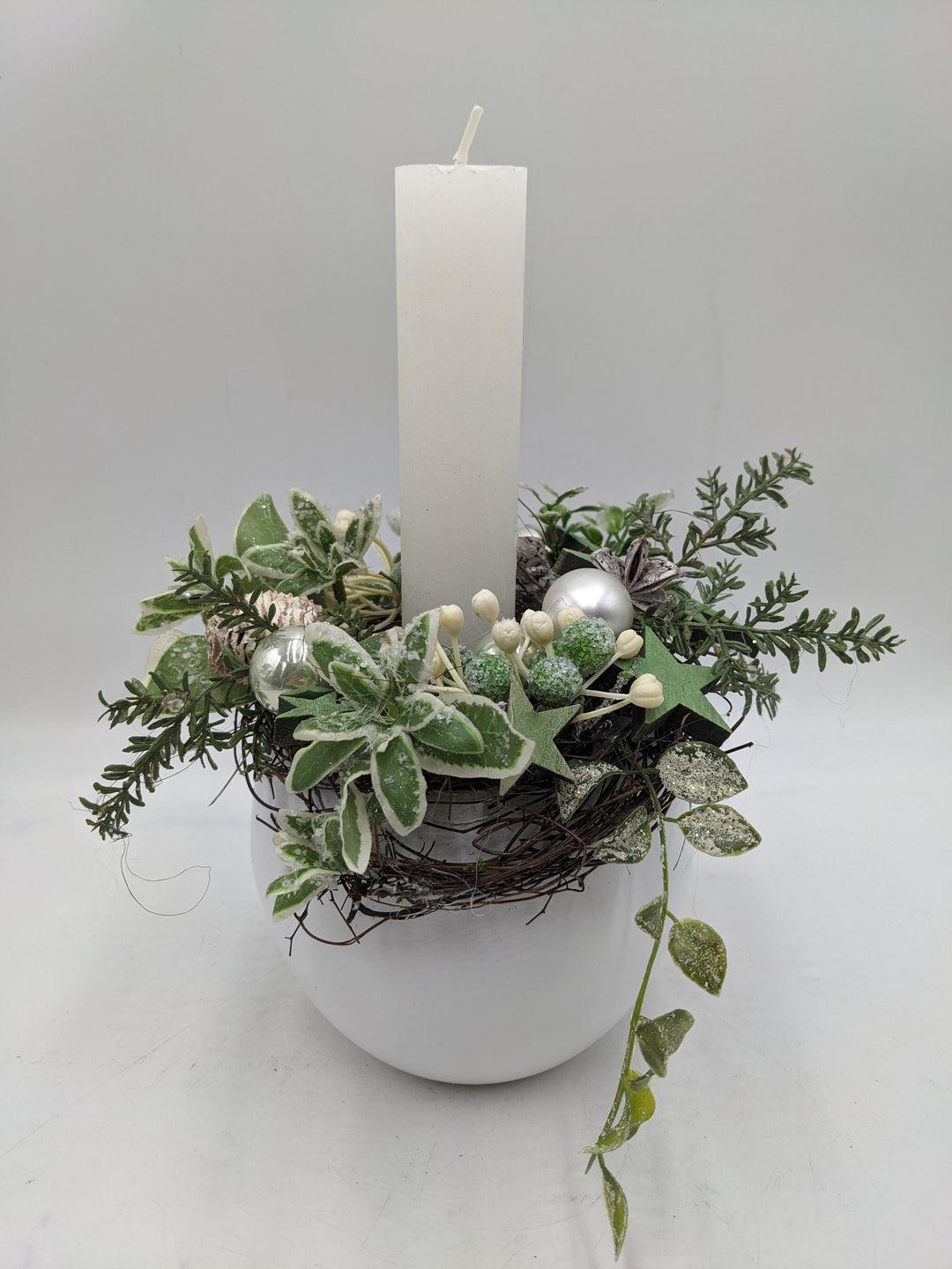 Weihnachtsgesteck Kugel Stern weiß