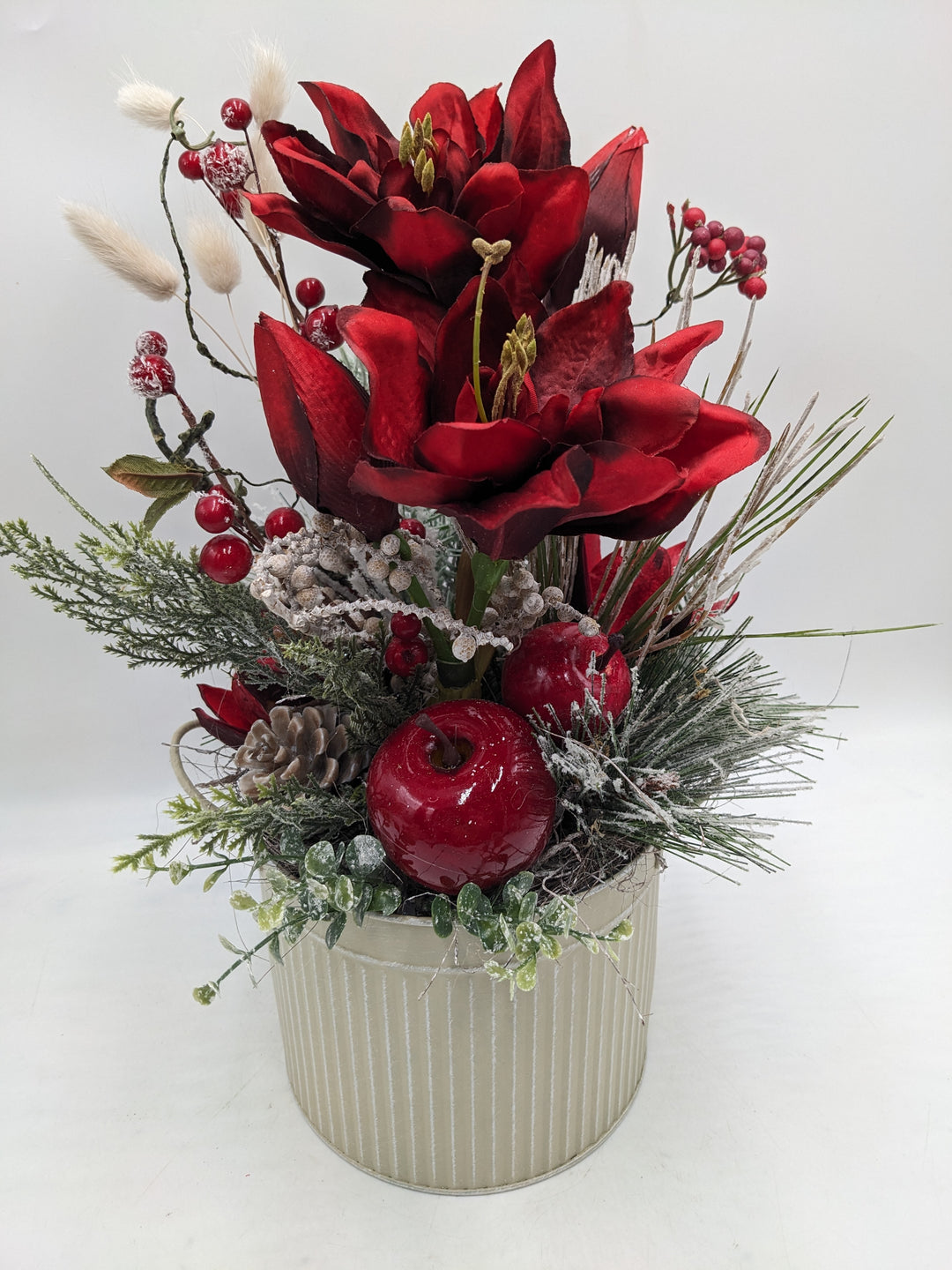 Weihnachtsgesteck Amaryllis Eukalypthus rot