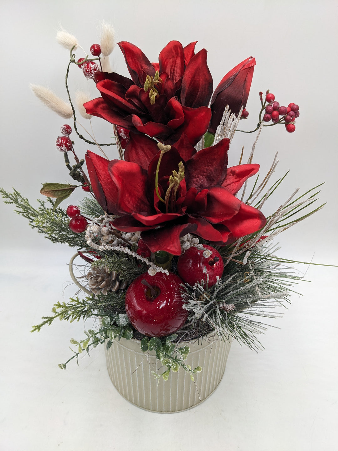 Weihnachtsgesteck Amaryllis Eukalypthus rot