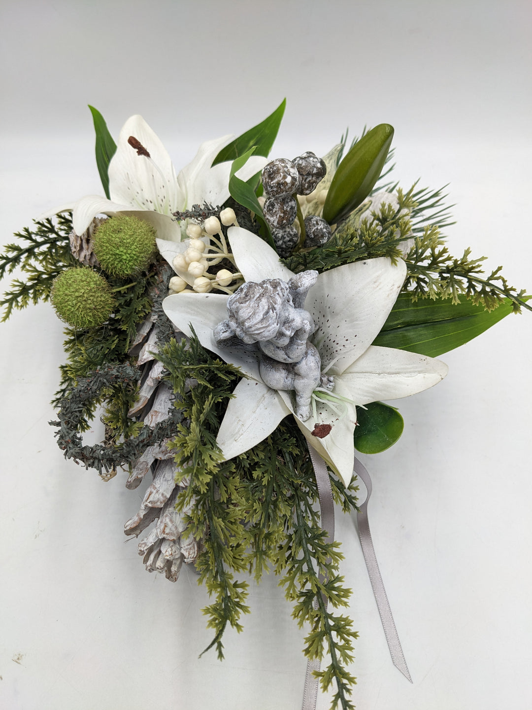 Trauergesteck Engel Zapfen weiß