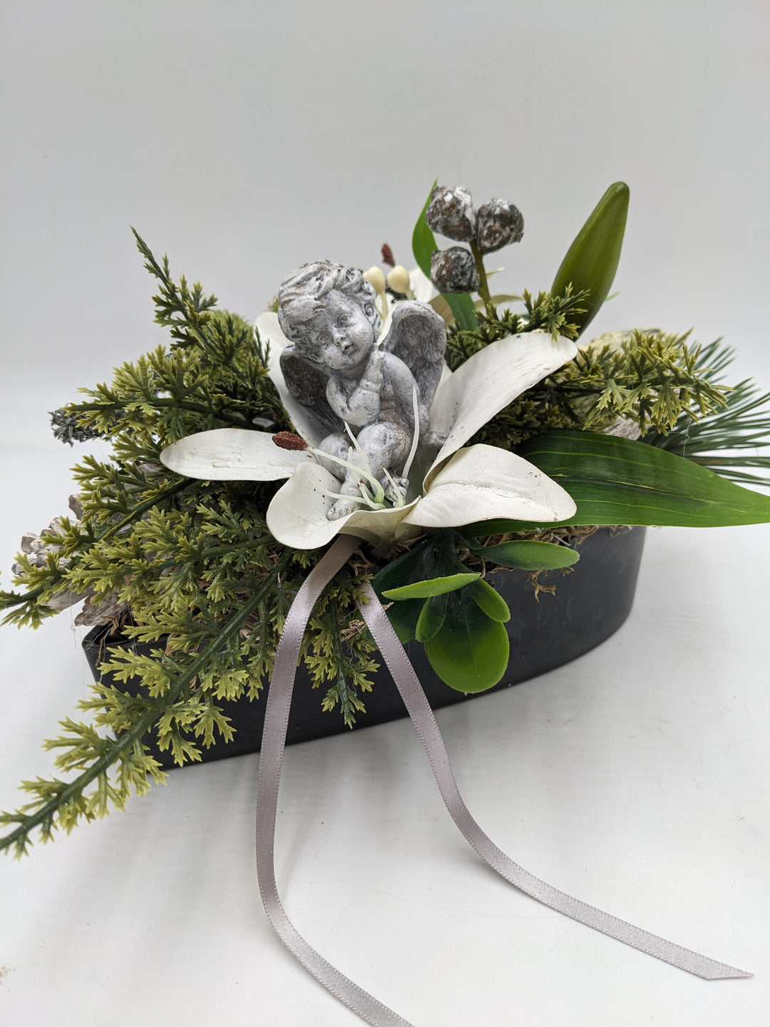 Trauergesteck Engel Zapfen weiß