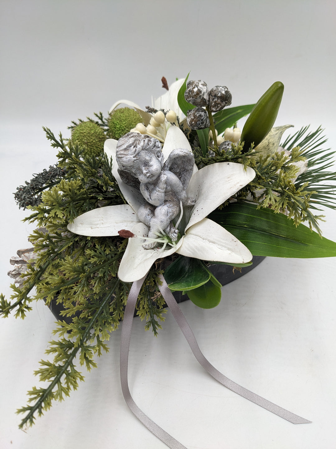 Trauergesteck Engel Zapfen weiß