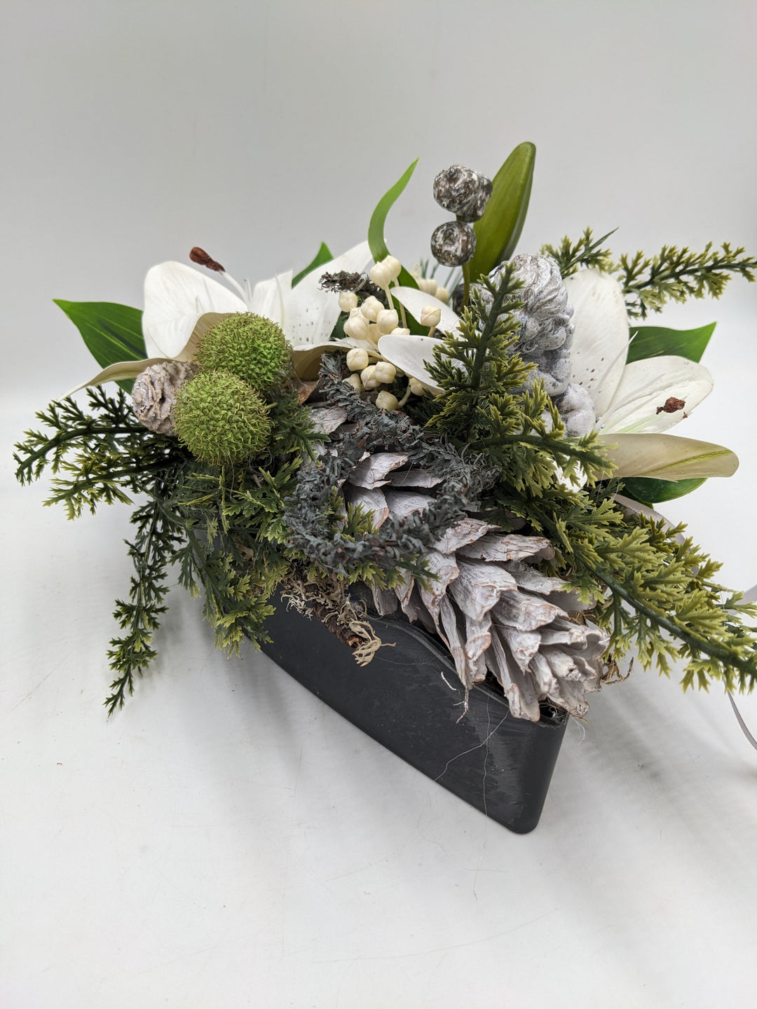 Trauergesteck Engel Zapfen weiß