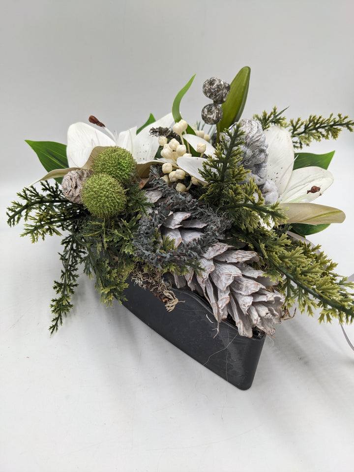 Trauergesteck Engel Zapfen weiß