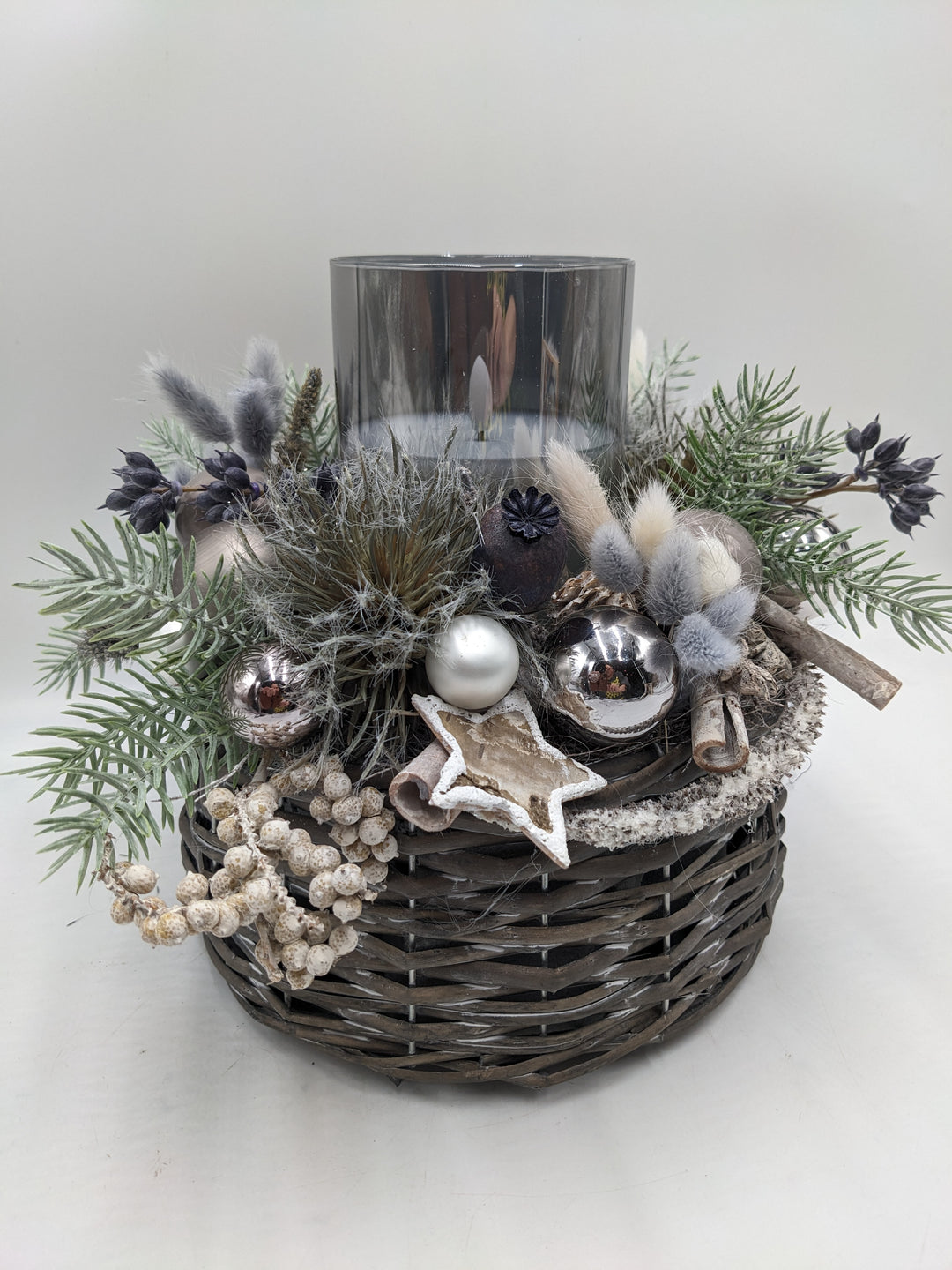 Weihnachtsgesteck LED Teelicht Kugel Stern grau