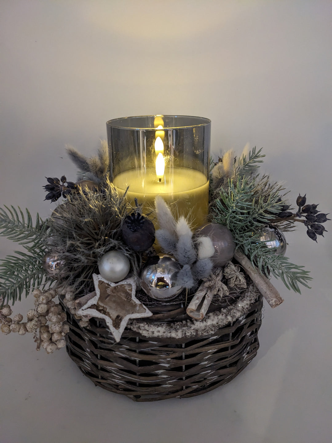 Weihnachtsgesteck LED Teelicht Kugel Stern grau