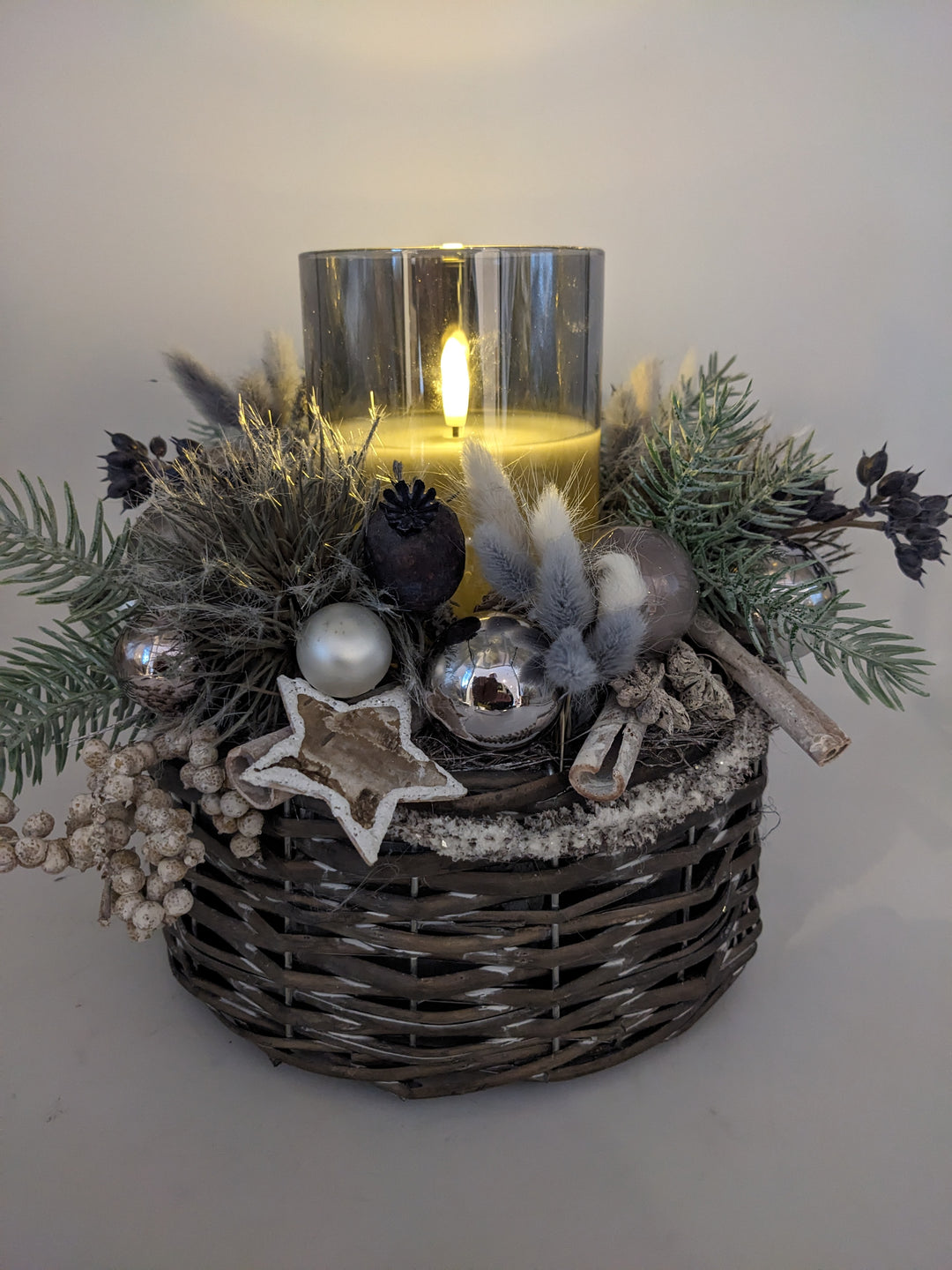 Weihnachtsgesteck LED Teelicht Kugel Stern grau