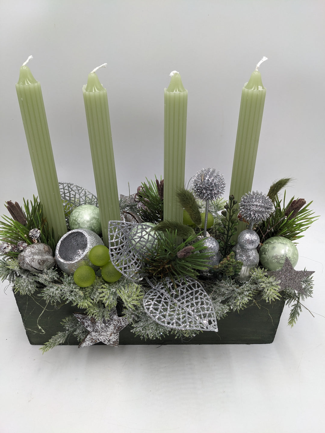 Adventsgesteck Kugel Zapfen Craspedia grün