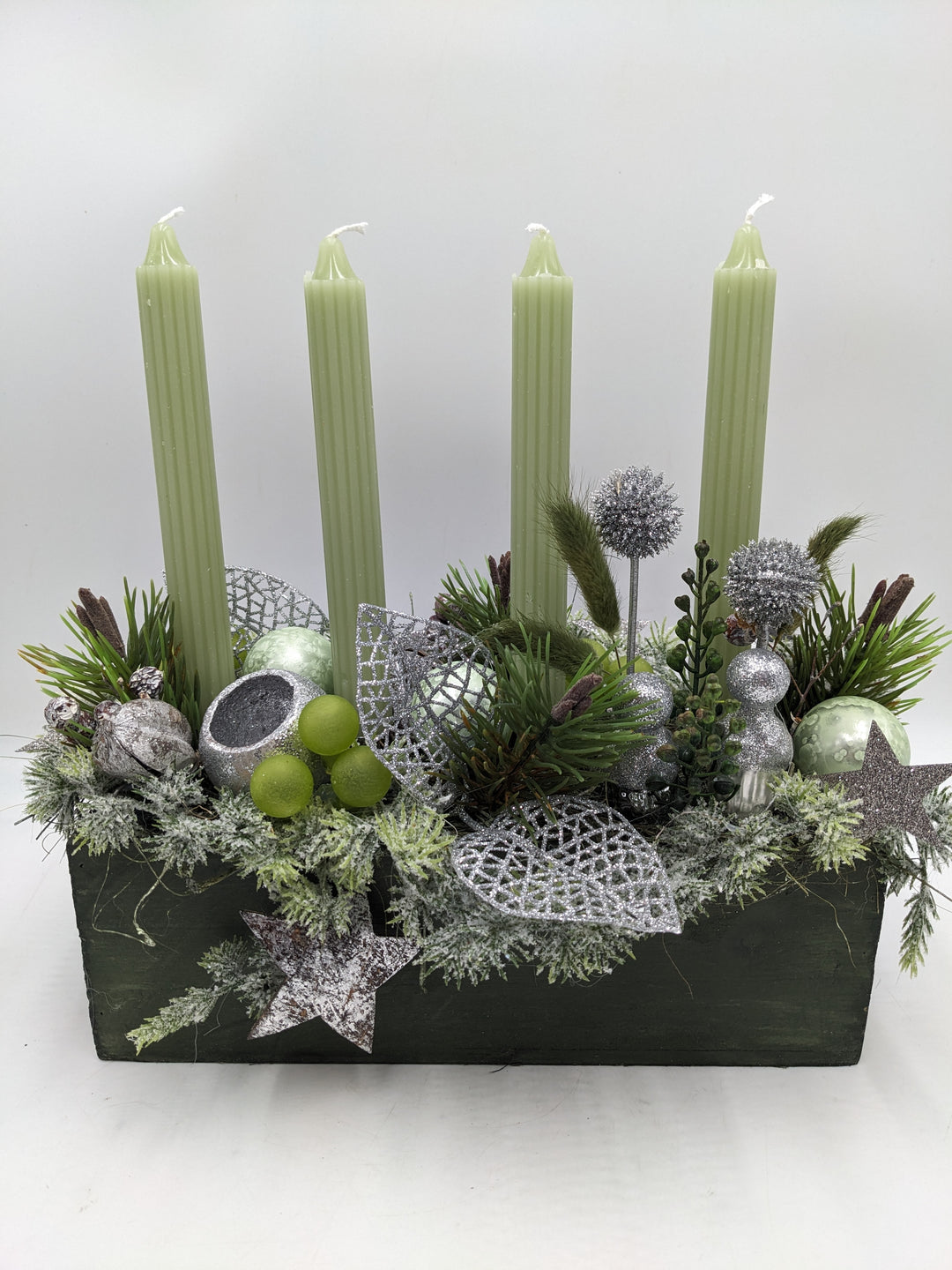 Adventsgesteck Kugel Zapfen Craspedia grün