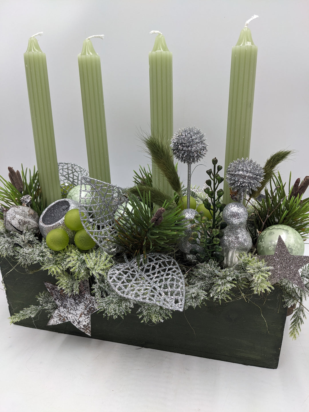 Adventsgesteck Kugel Zapfen Craspedia grün