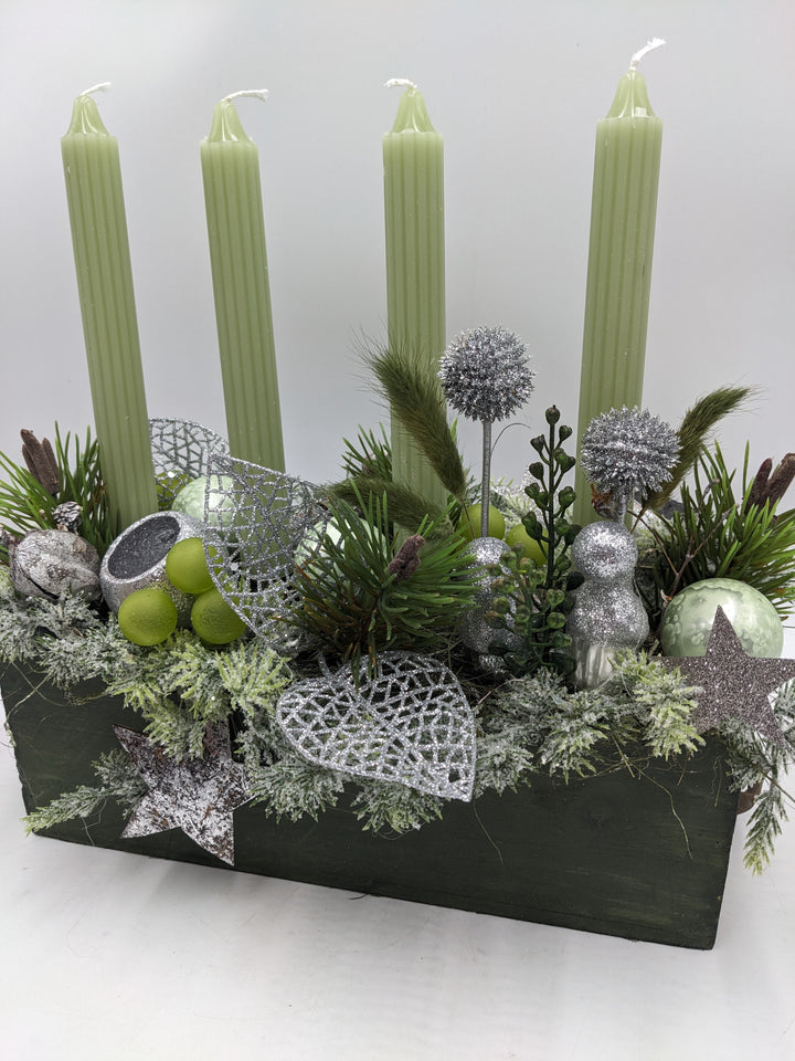 Adventsgesteck Kugel Zapfen Craspedia grün