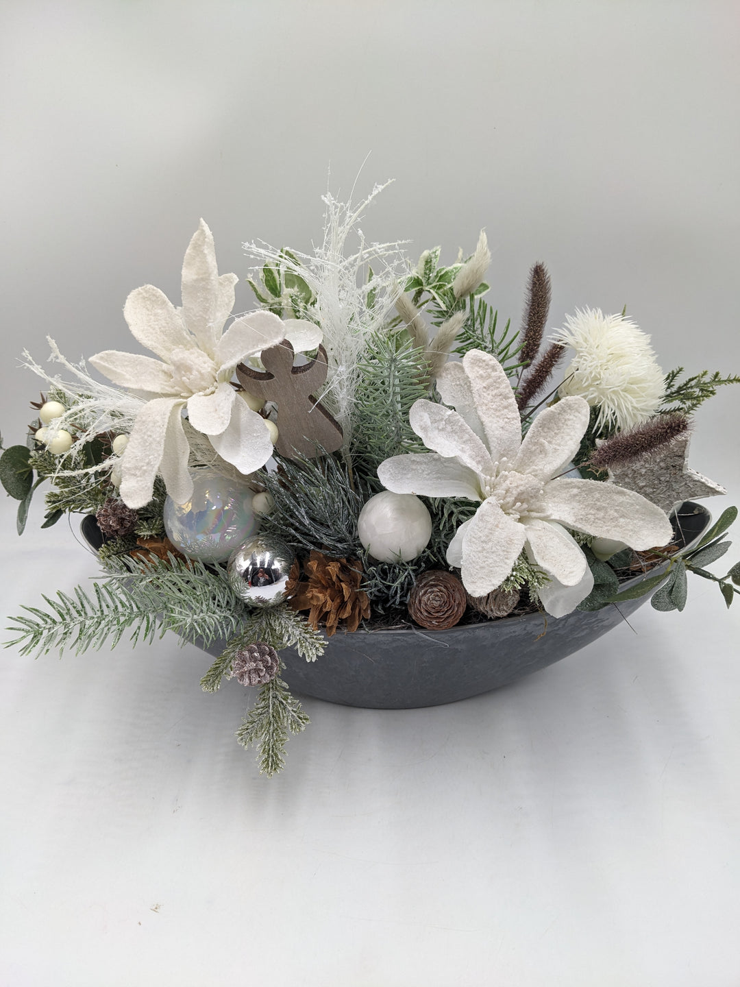 Weihnachtsgesteck Kugel Engel Magnolie weiß