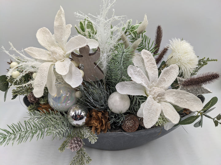 Weihnachtsgesteck Kugel Engel Magnolie weiß