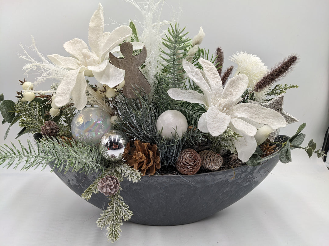 Weihnachtsgesteck Kugel Engel Magnolie weiß