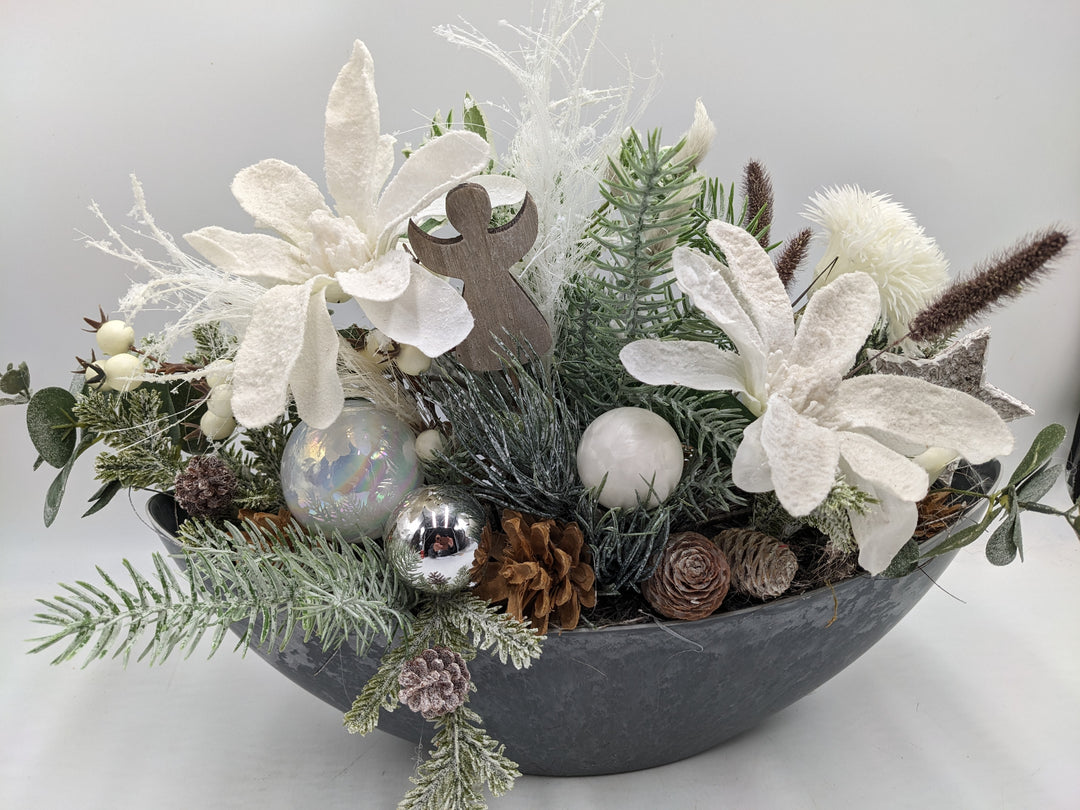 Weihnachtsgesteck Kugel Engel Magnolie weiß