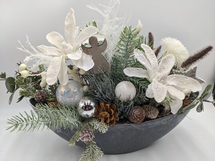 Weihnachtsgesteck Kugel Engel Magnolie weiß
