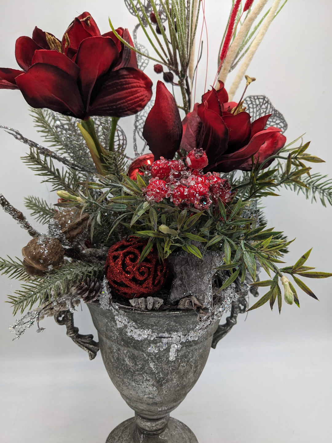 Weihnachtsgesteck Kugel Stern Amaryllis rot