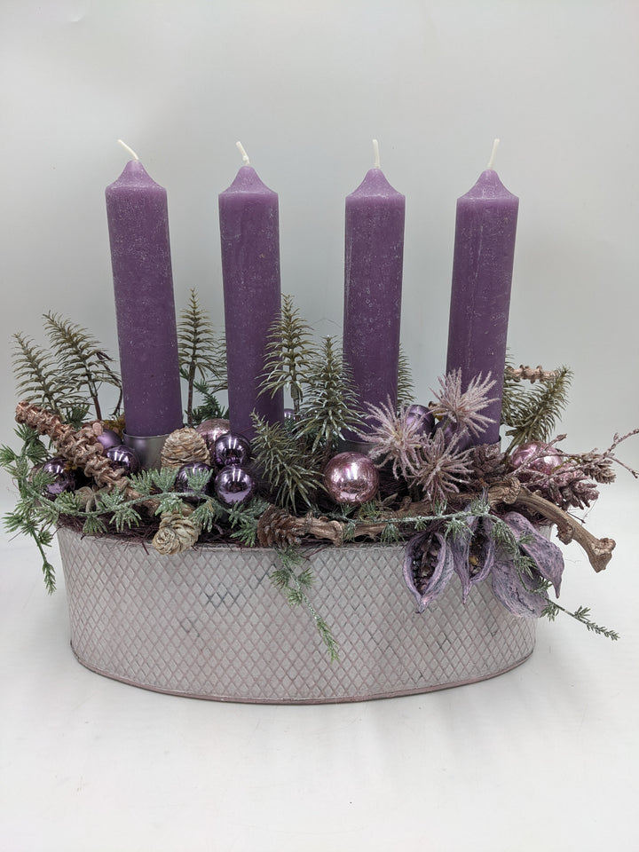 Adventsgesteck Kugel Zapfen Tannenbäumchen lila