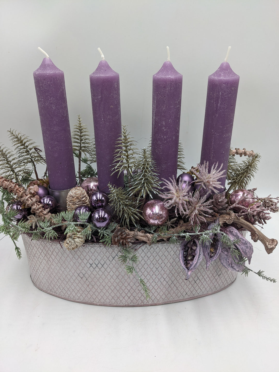 Adventsgesteck Kugel Zapfen Tannenbäumchen lila