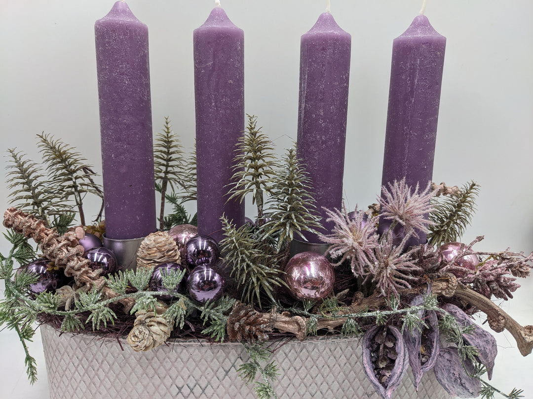 Adventsgesteck Kugel Zapfen Tannenbäumchen lila