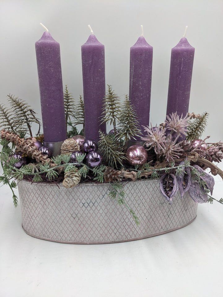 Adventsgesteck Kugel Zapfen Tannenbäumchen lila