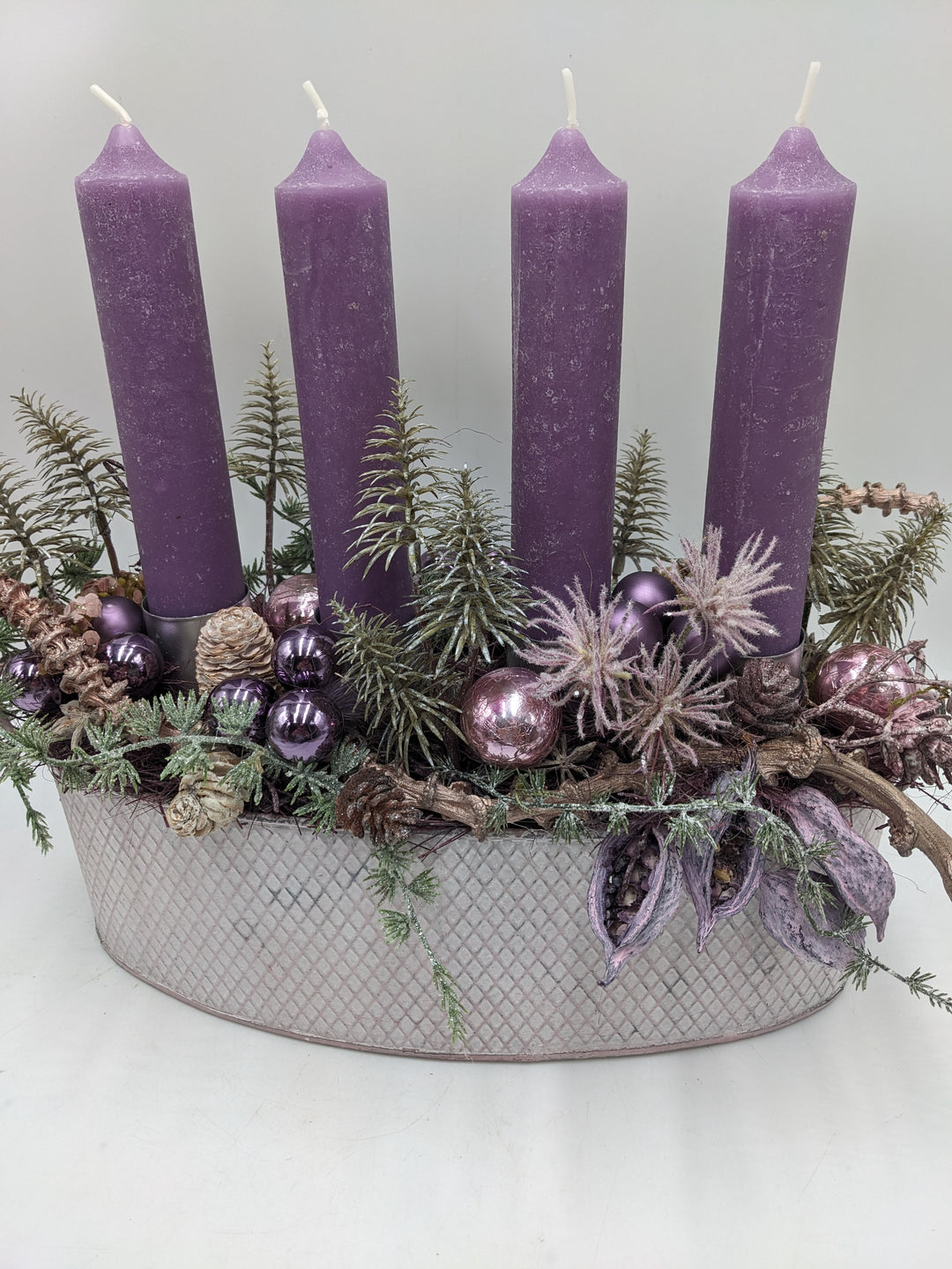 Adventsgesteck Kugel Zapfen Tannenbäumchen lila