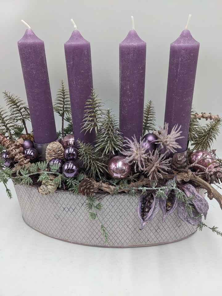 Adventsgesteck Kugel Zapfen Tannenbäumchen lila