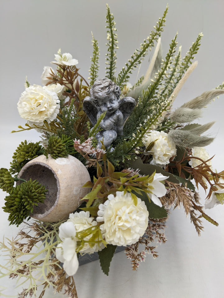 Trauergesteck Chrysantheme Engel Heide weiß