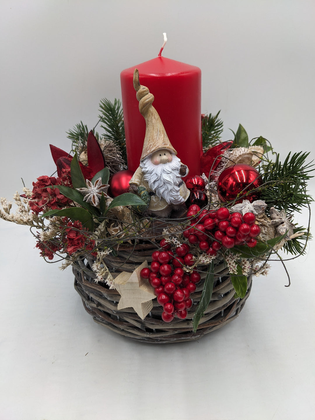 Weihnachtsgesteck Kugel Stern Weihnachtsmann rot