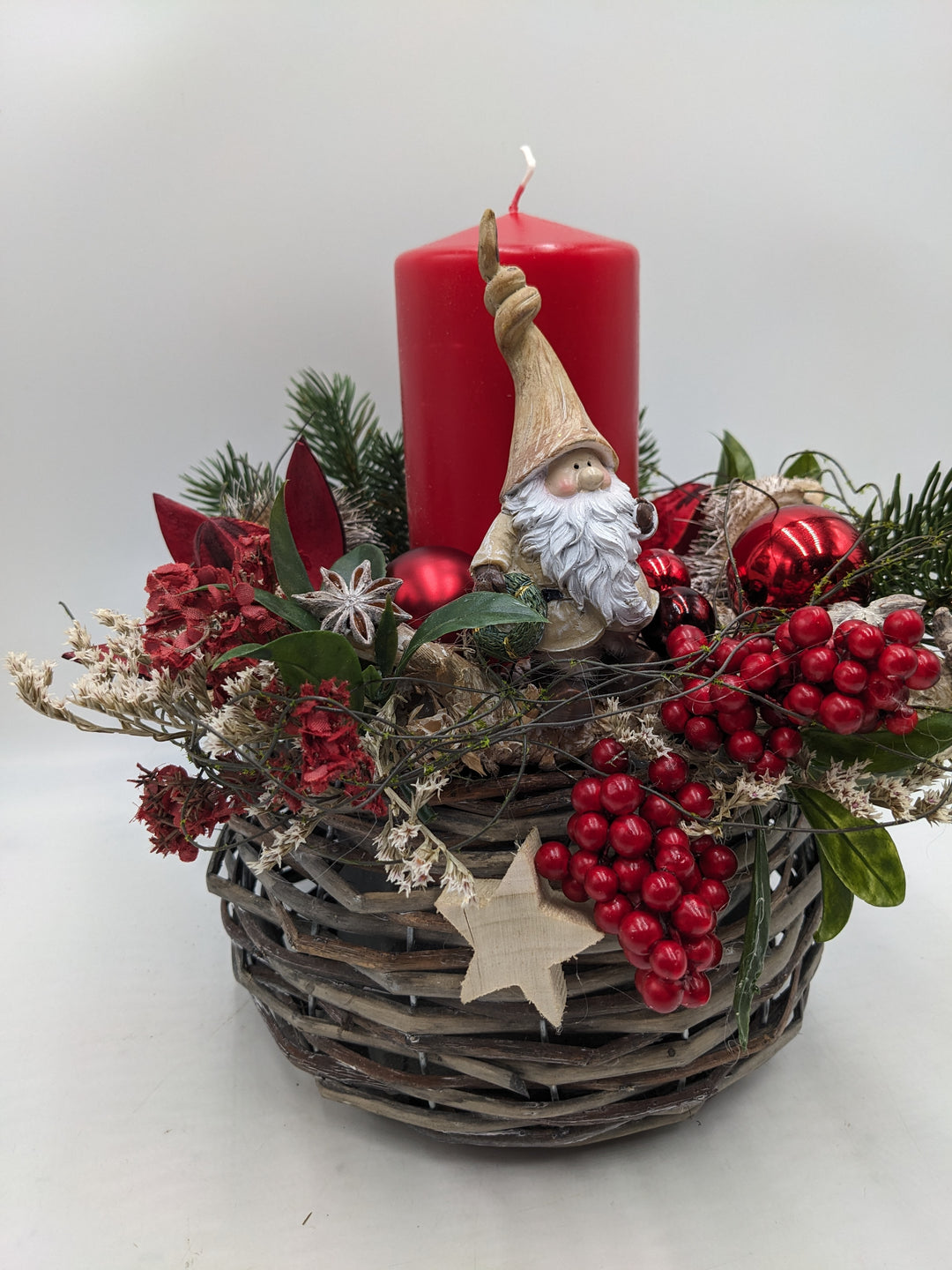 Weihnachtsgesteck Kugel Stern Weihnachtsmann rot