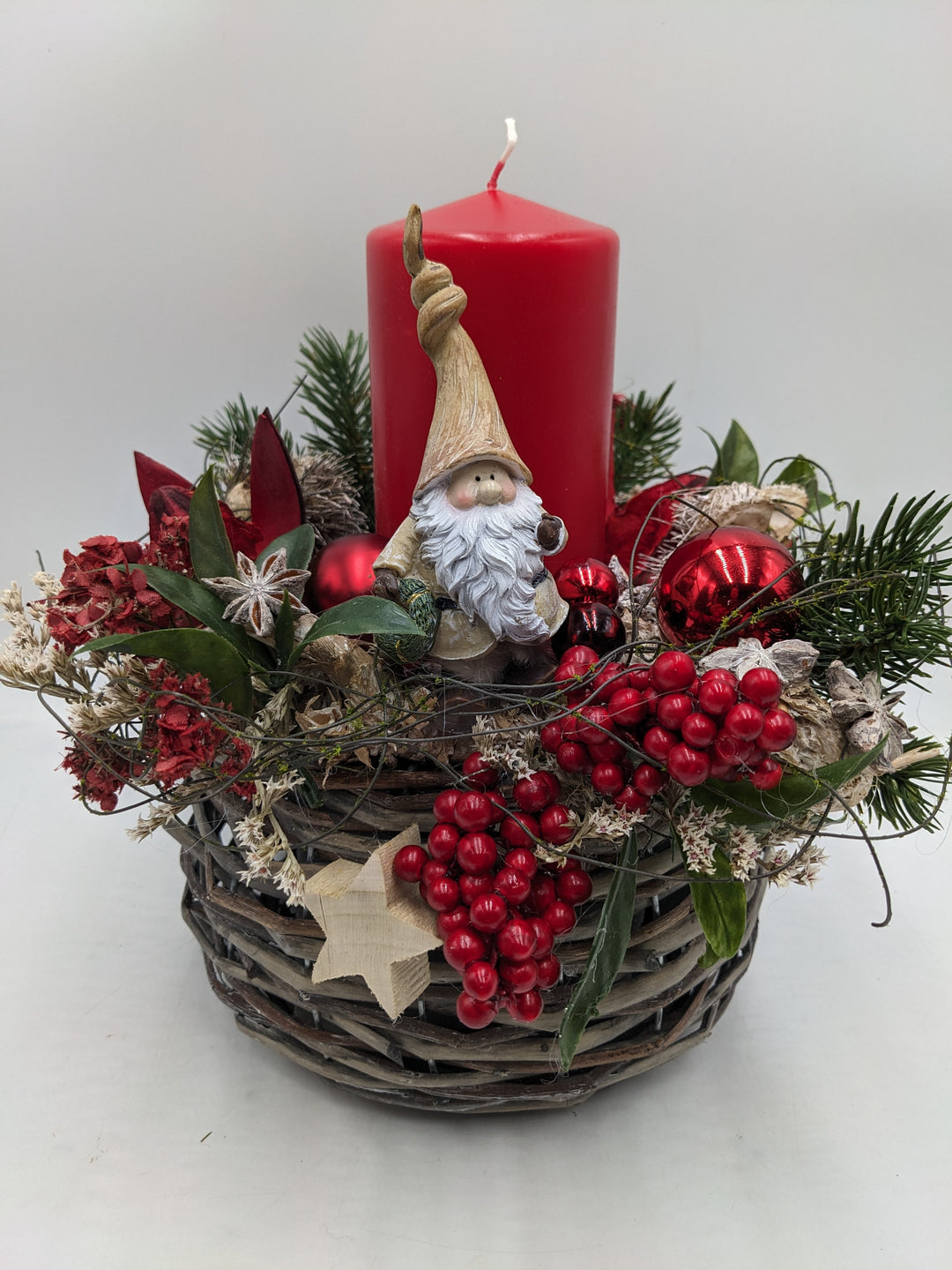 Weihnachtsgesteck Kugel Stern Weihnachtsmann rot