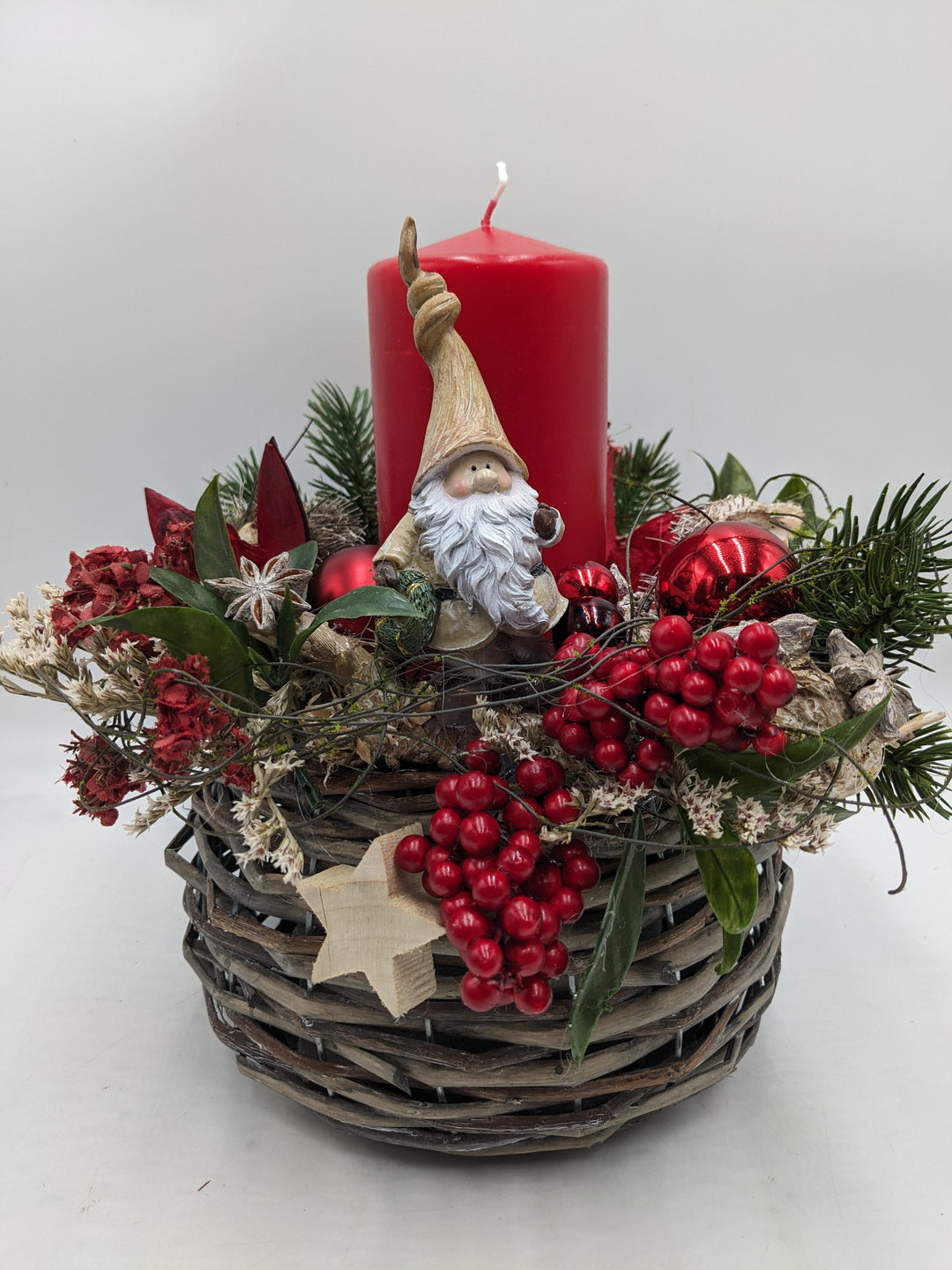 Weihnachtsgesteck Kugel Stern Weihnachtsmann rot