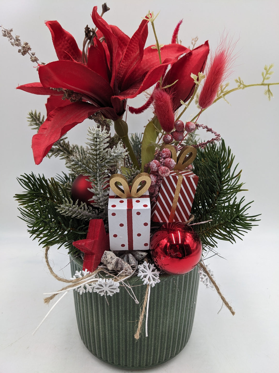 Weihnachtsgesteck Kugel Geschenk Amaryllis rot