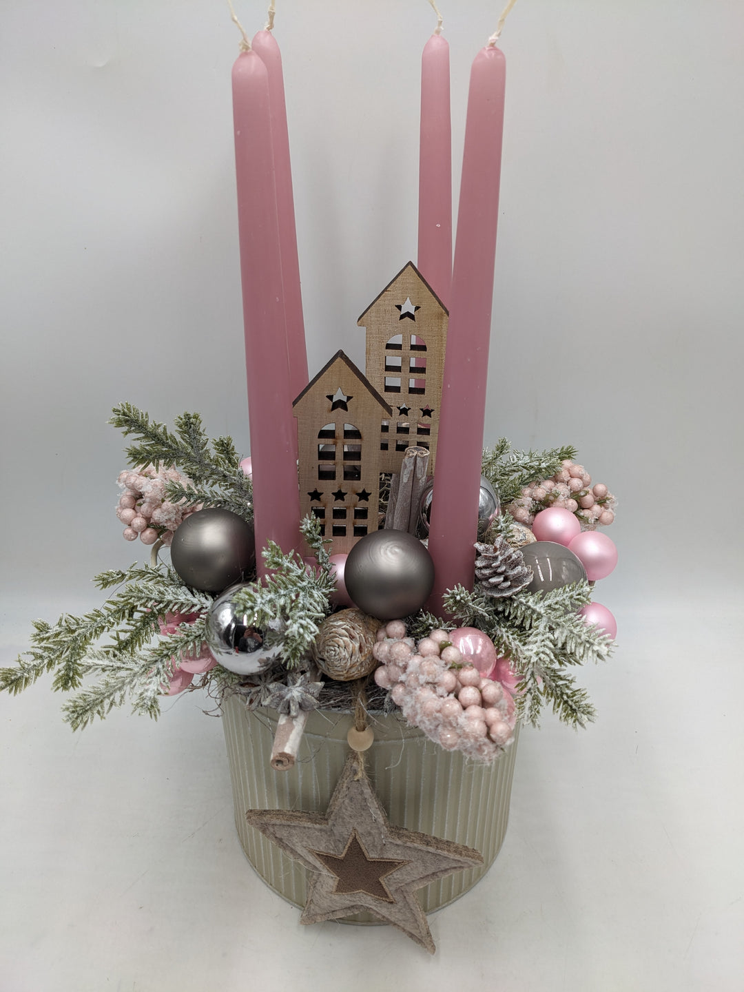 Adventsgesteck Kugel Stern Haus rosa