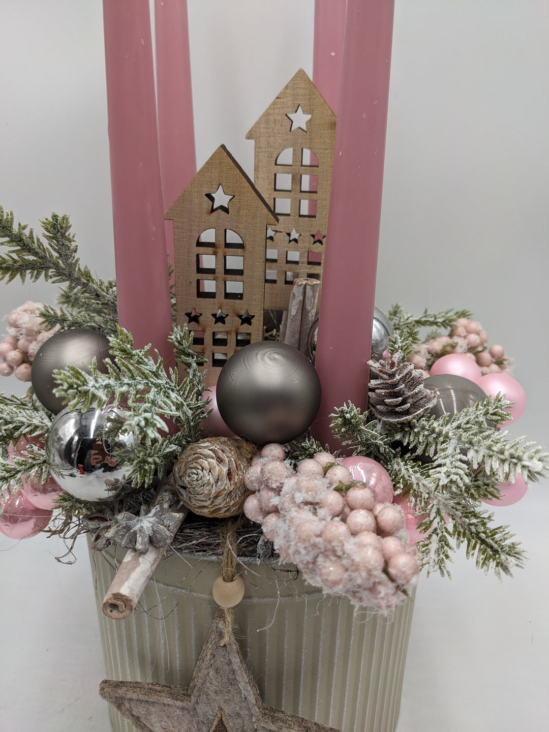 Adventsgesteck Kugel Stern Haus rosa