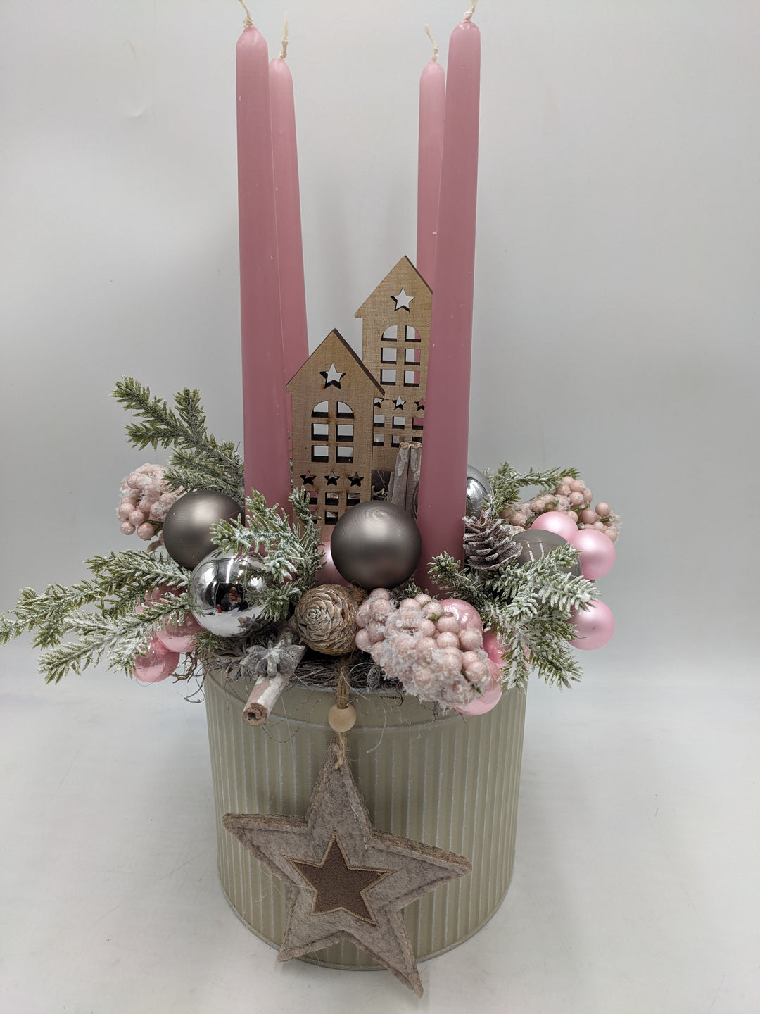 Adventsgesteck Kugel Stern Haus rosa