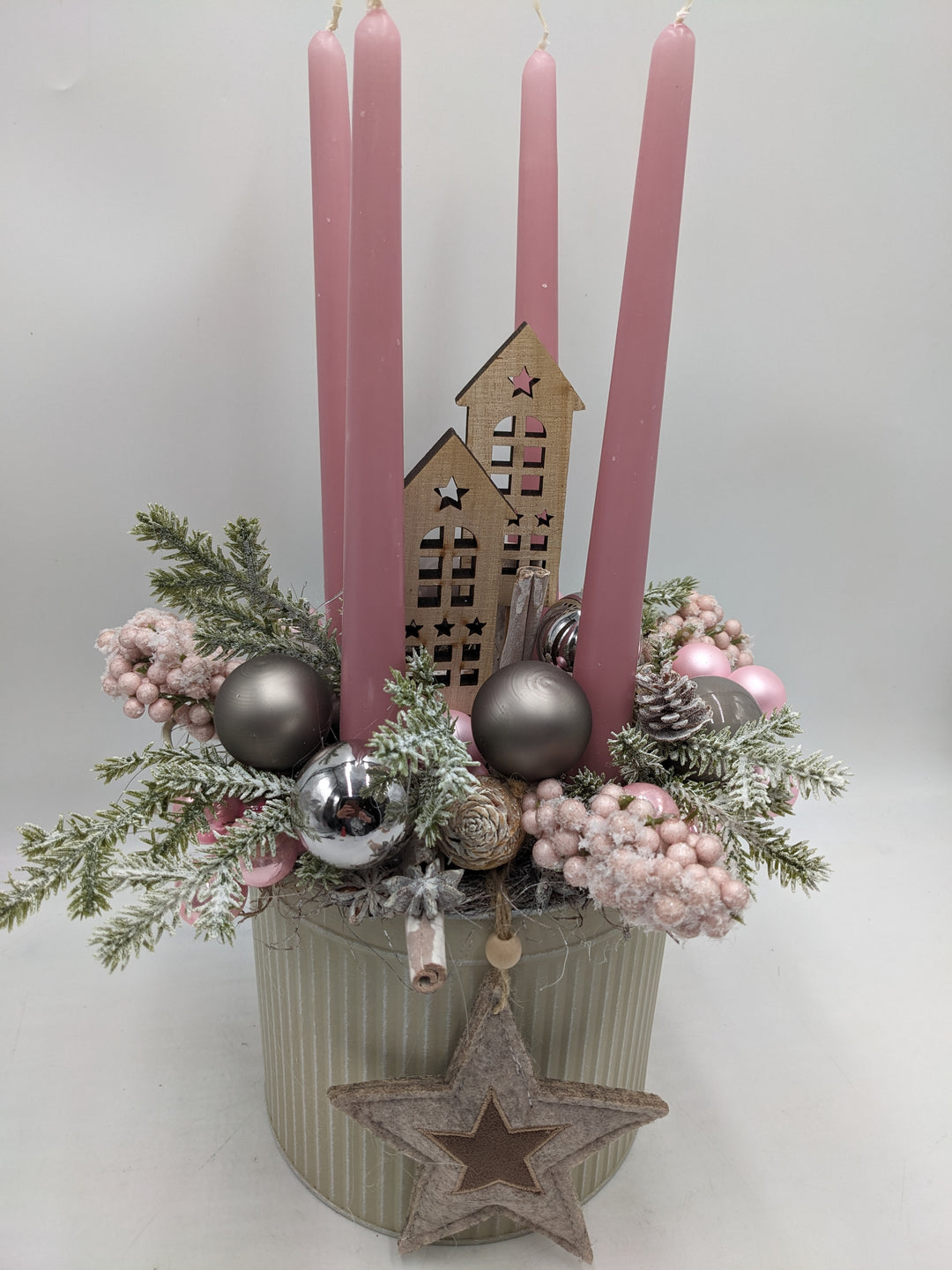 Adventsgesteck Kugel Stern Haus rosa