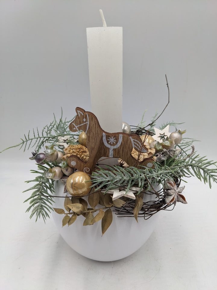 Weihnachtsgesteck Kugel Stern Schaukelpferd weiß