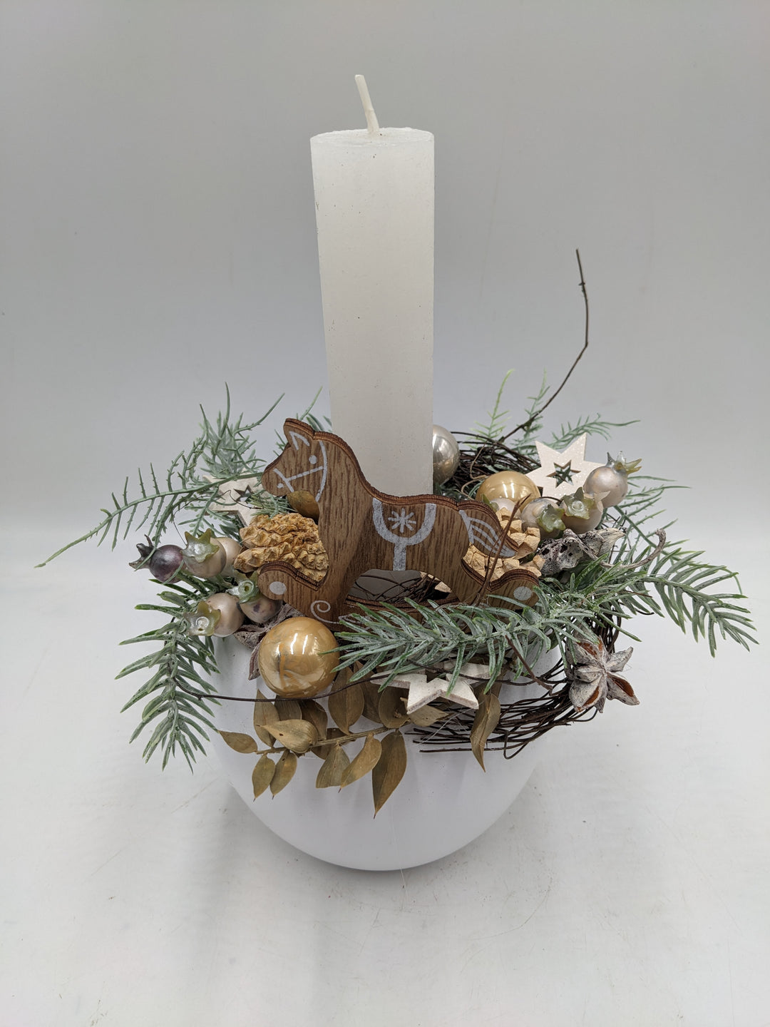 Weihnachtsgesteck Kugel Stern Schaukelpferd weiß