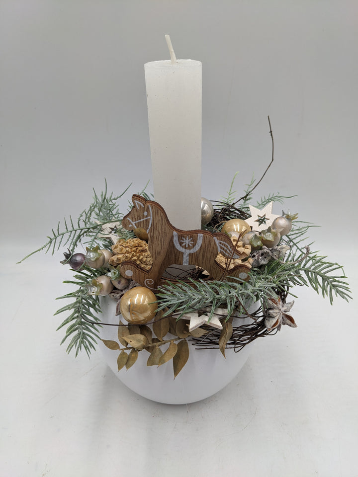 Weihnachtsgesteck Kugel Stern Schaukelpferd weiß