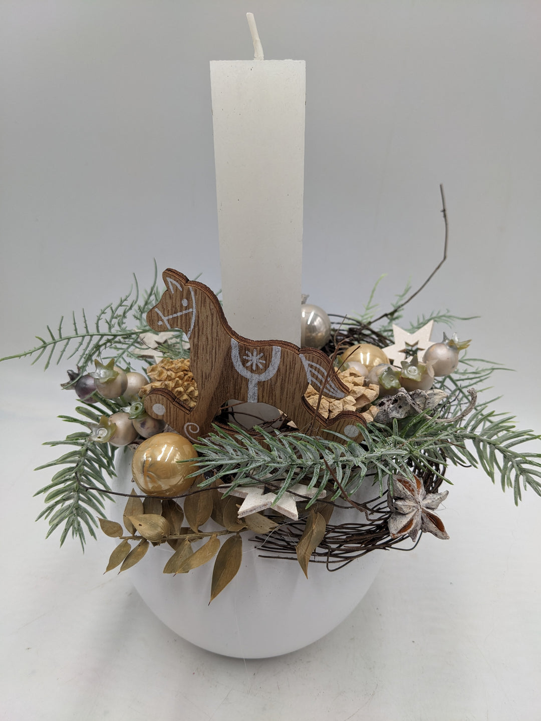 Weihnachtsgesteck Kugel Stern Schaukelpferd weiß