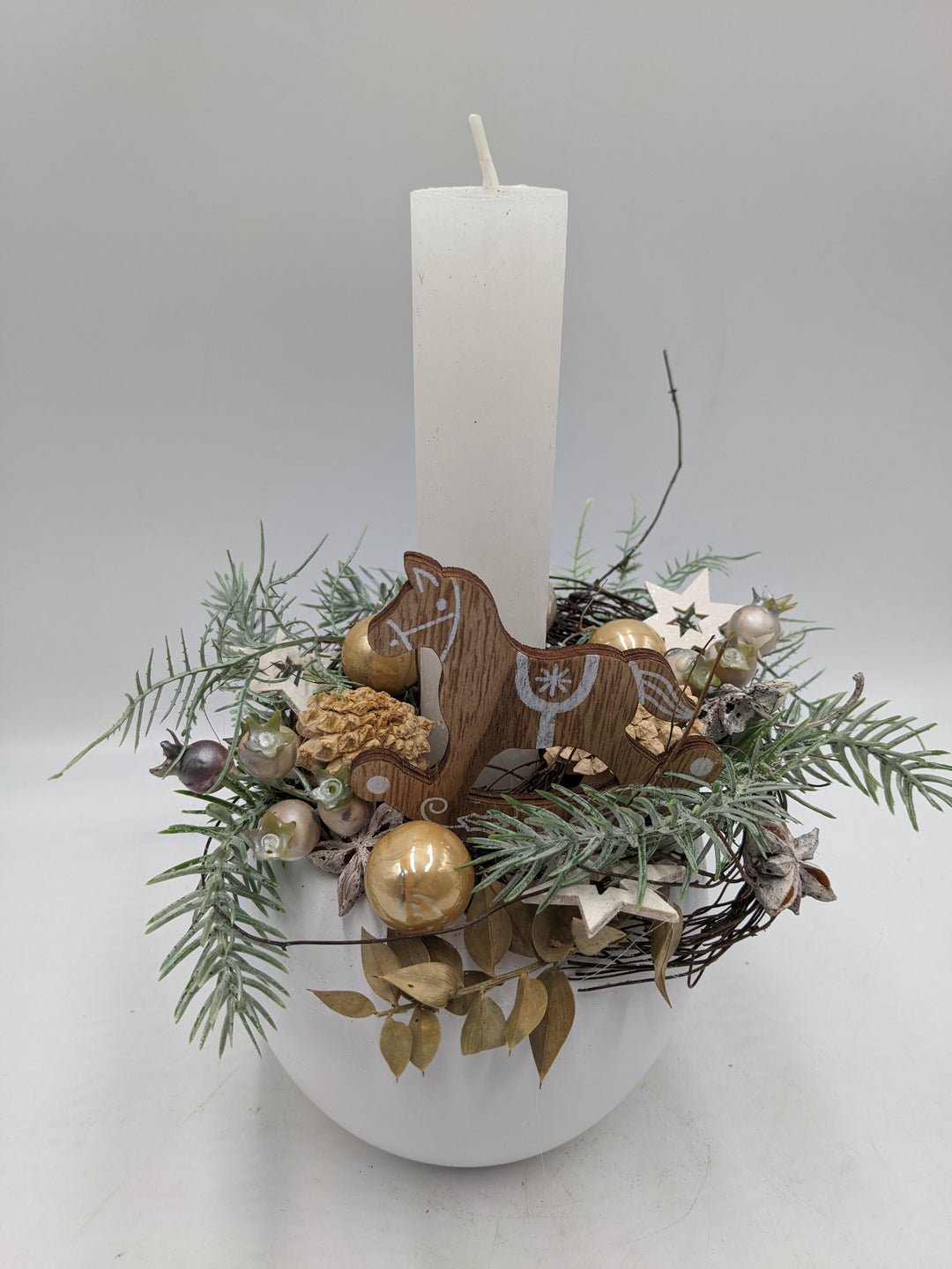 Weihnachtsgesteck Kugel Stern Schaukelpferd weiß