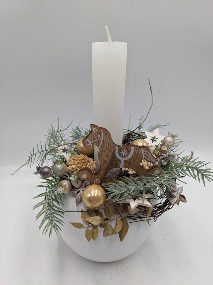 Weihnachtsgesteck Kugel Stern Schaukelpferd weiß